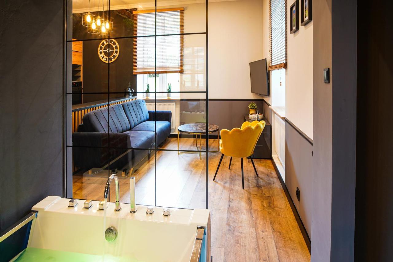 Apartament Z Jacuzzi W Centrum Sanoka Luaran gambar
